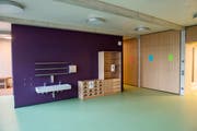 Der Kindergartenraum mit einem Lavabo für die Kleinsten.