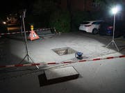 Mehrere Meter durch die Luft geflogen: Ein Kurzschluss führte in der Gemeinde Steinhausen zu einer Druckwelle, die zwei schwere Schachtdeckel abheben liess. (Bild: Zuger Strafverfolgungsbehörden)
