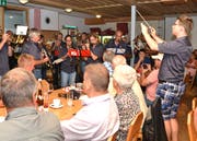 In der heimeligen "Deguschüür" spielte die MG Ganterschwil mit rassigen Klängen zur Eröffnung auf. (Bild: Peter Jenni)