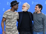 Der Schweizer Regisseur Markus Imhoof zwischen den beiden Hauptdarstellern von «Eldorado» Akhet Tewende (l) und Raffaele Falcone (r). (Bild: KEYSTONE/EPA/SASCHA STEINBACH)