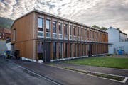 Grosse Fenster und die Holzfassade dominieren beim Betrachten des neuen Schulhauses. (Bilder: Reto Martin)