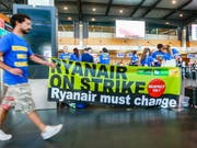 Im Streit mit irischen Piloten zeigt sich Ryanair nun bereit, einen externen Vermittler einzuschalten. (Bild: KEYSTONE/EPA/STEPHANIE LECOCQ)