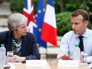 Ernste Gesichter während den Gesprächen über ein ernstes Thema: Die britische Premierministerin Theresa May und Frankreichs Präsident Emmanuel Macron trafen sich am Freitag zu einem Brexit-Meeting am Mittelmeer. (Bild: KEYSTONE/EPA POOL/SEBASTIEN NOGIER / POOL)