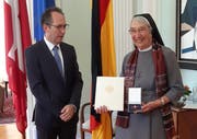 Der Deutsche Botschafter in Bern, Norbert Riedel, zeichnet Schwester Liliane Juchli mit dem Bundesverdienstkreuz aus. Bild: PD