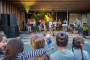 Auch hinter den Kulissen wirken viele Jugendliche mit. (Bild: Urs Bucher (13. August 2016))