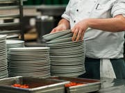 Der Stellenschwund bei Restaurants und Hotels dürfte laut dem KOF-Beschäftigungsindikator erstmals seit dem Frankenschock Anfang 2015 zu einem Halt kommen. (Bild: KEYSTONE/CHRISTIAN BEUTLER)