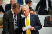Der Rektor der Uni Luzern, Bruno Staffelbach (rechts), zusammen mit CVP-Regierungsrat Reto Wyss (l.), Präsident des Universitätsrats, anlässlich der Eröffnung der Wirtschaftsfakultät. (Bild: Dominik Wunderli (Luzern, 6.September.2016))