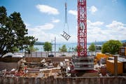 Auf Schweizer Baustellen sind viele ausländische Firmen tätig. Umstritten ist, wie die Behörden kontrollieren können, ob diese die hiesigen Vorschriften über Löhne und Arbeitszeiten einhalten. (Bild: Keystone/Melanie Duchene)