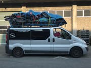 Zu viel aufs Dach gepackt: Dieser Van ist von der Luzerner Polizei bei seiner Fahrt nach Süden auf der A2 gestoppt worden. (Bild: Luzerner Polizei)