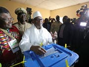 Bei der Präsidentschaftswahl in Mali treffen Amtsinhaber Ibrahim Boubacar Keita (Bildmitte) und Oppositionschef Soumaila Cissé in einer Stichwahl aufeinander. (Bild: KEYSTONE/EPA/MOHAMED MESSARA)