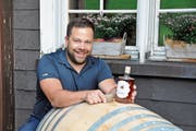 Philip Herrmann aromatisierte den Churfirsten Whisky drei Jahre lang in einem Weinfass, in dem zuvor Pinot Noir gereift war. (Bild: Sabine Schmid)