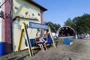 Das Waldstock Festival ist eröffnet: Am frühen Abend funktionierte der Strom noch.(Bild: Werner Schelbert (Steinhausen, 2. August 2018))