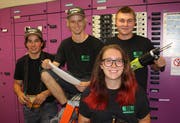 Erfolgreiche Lehrlinge 2018; von links: Luc Danioth, Jordi Baumann und Marco Christen (Elektroinstallationen) sowie Kauffrau Celine Wenger. (Bild: EW Ursern)