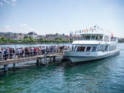 Kein Gehör für Petitionäre: Kursschiffe auf dem Zürichsee dürfen beim An- und Abfahren auch in Zukunft nicht hornen. (Bild: KEYSTONE/MELANIE DUCHENE)