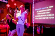 Nadine und Susan stammen aus Berlin und singen zum ersten Mal in der Karaoke-Bar. Bild: Philipp Schmidli (Rothenburg, 28. Juli 2018)