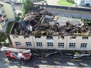 In Bäch im Kanton Schwyz ist ein Fabrikgebäude durch einen Brand stark beschädigt worden. (Bild: Kantonspolizei Schwyz)