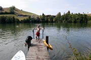 Der kleine Holzsteg lädt zum Verweilen ein. Bild: Werner Schelbert (Finstersee, 1. August 2018)