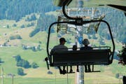 Familie auf dem Sessellift vom Oberdorf hinunter nach Wildhaus. (Bild: Urs Bucher/Wildhaus, 1. August 2018)