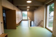 Blick in den Gang im Obergeschoss des neuen Schulhauses.