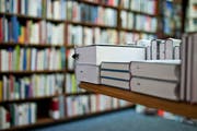 In den Buchhandlungen finden sich mehr Erzeugnisse von männlichen Autoren. (Bild: Keystone)