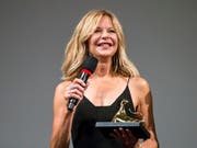 Sichtlich gerührt nahm Hollywood-Star Meg Ryan am Freitagabend beim Filmfestival Locarno den Ehrenpreis entgegen. (Bild: KEYSTONE/ALEXANDRA WEY)