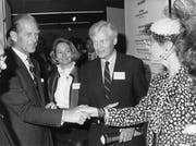 Anfang der 40er-Jahre zog es Christian IV (Mitte) nach Amerika, wo er in New York die erste Tochterfirma, die Fisba Inc. gründete. Zurück in der Schweiz wurde er CEO der Muttergesellschaft und erhielt 1984 von Prinz Philip den British Design Council Award. (Bild: PD)