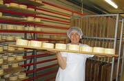 Die peruanische Käsereiinspektorin Soledad Hinojosa im Praxis-Einsatz in der Schweiz, auf dem Bild in der Bergkäserei Urnenboden.Bild zvg (Urnerboden, 13.Juni 2018)