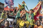 Simbabwer feierten Emmerson Mnangagwas Wahlsieg. (Bild: Dan Kitwood/Getty (Harare, 3. August 2018))