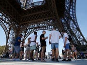 Touristen können nun wieder auf den Eiffelturm hoch. Der Streik des Personals gehört nach einer Lösung der Vergangenheit an. (Bild: KEYSTONE/AP/MICHEL EULER)