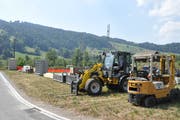 Baumaschinen und viel Material werden benötigt, um die Infrastruktur für die Schweizer Meisterschaft im Fallschirmspringen aufzustellen.