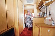 Eingerichtet wie eine kleine Wohnung: In ihrem Camper fühlt sich Susi Staub richtig wohl. Bild: Werner Schelbert (Unterägeri, 2. August 2018)