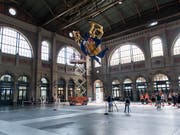 Der Schutzengel von Niki de Saint Phalle im Zürcher Hauptbahnhof wird gründlich gereinigt. (Bild: Keystone/Thomas Egli)