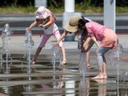 Erfrische sich, wer kann. Die Hitzewelle dürfte noch bis Mittwoch kommender Woche anhalten. (Bild: KEYSTONE/SALVATORE DI NOLFI)