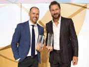 SCB-Stürmer Andrew Ebbett (links) und ZSC-Verteidiger Kevin Klein (rechts) werden an den Swiss Ice Hockey Awards in Bern als MVPs der Saison 2017/18 geehrt (Bild: KEYSTONE/DANIEL TEUSCHER)