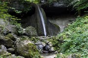 Der Schwarzenbach-Wasserfall in Allenwinden. Bild: Werner Schelbert (Allenwinden, 3. August 2018)