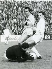 Rolf Fischer behändigt den Ball in einem Meisterschaftsspiel mit den Young Boys auf dem Hardturm. (Bild: Privatsammlung Rolf Fischer)