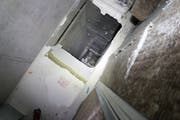 Der Mann stürzte bei Reinigungsarbeiten in die Tiefe und musste mit Hilfe einer Seilwinde geborgen werden. (Bild: Stapo SG)