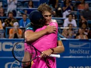 Der grössere Alexander Zverev umarmt nach dem Sieg seinen Bruder Mischa (Bild: KEYSTONE/AP/ANDREW HARNIK)