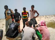 Äthiopische Migranten sprechen mit einem Vertreter der Internationalen Organisation für Migration. (Bild: EPA)