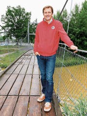 Gemeindepräsident Roland Brändli auf der Hängebrücke an der Mündung der Steinach. (Bild: Rudolf Hirtl)