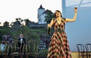 Champagner hilft nicht mehr: Auf Violetta (Sarah Längle) wartet der Tod. Im Hintergrund Huub Claessens als Dottore. (Bild: Heini Schwendener)