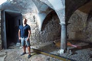«Fischerstube»-Besitzer André Bliggenstorfer im alten Gewölbekeller des Altstadthauses. Auch dieser Keller wird zur neuen Bar gehören. Bild: Werner Schelbert (Zug, 3. August 2018)