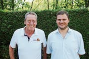 Auf die nächste Saison hin geht Norbert Frei (links) in Pension, Christoph Meyer wird neuer Strandbad-Pächter. (Bild: Gert Bruderer)