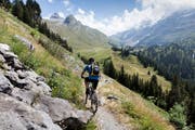 Ein Biker fährt entlang des Weges bei der Spycherflue auf der Route der Vier-Seen-Wanderung zwischen Engelberg und Melchsee-Frutt. (Bild: Keystone/Gaetan Bally, 20. Juli 2015))