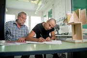 Bahram Alizadah (rechts) machte eine Lehre als Zeichner im bei Martin Ming in Kerns. (Bild: Corinne Glanzmann (Kerns, 24. Juli 2018))