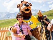 Bundesrätin Doris Leuthard mit dem Maskottchen des Bärenparks während der Eröffnungsfeier in Arosa. (Bild: KEYSTONE/CHRISTIAN MERZ)