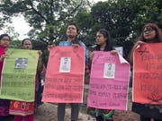 Aktivistinnen und Aktivisten verschiedener Organisationen bilden in Dhaka eine Menschenkette für sichere Strassen. (Bild: KEYSTONE/EPA/MONIRUL ALAM)