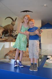 Sandro (rechts) und seine Schwester Tisha freuen sich im Natur-Museum Luzern über den ungewöhnlichen Fund. (Bild: PD)