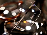 Dank dem tollen Sommer hat Fielmann mehr Sonnenbrillen verkauft. An diesen verdient der Optiker allerdings weniger. (Bild: KEYSTONE/AP dapd/PHILIPP GUELLAND)
