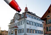 Im Rathaus soll der Sparstift angesetzt werden, gleichzeitig will der Kanton auch mehr Steuern einnehmen, um die steigenden Kosten in verschiedenen Bereichen auffangen zu können. (Bild Corinne Glanzmann)